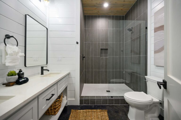 Modern bathroom with double vanity, ideal for large family vacation stays