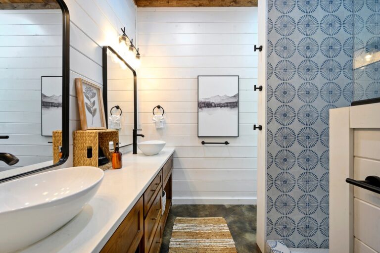 Splish Splash cabin bathroom designed for family vacation ideas, refreshing after river activities, and moments to experience nature.