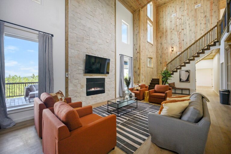 Spacious pet friendly cabin living room for family stargazing and outdoor fire pit gatherings