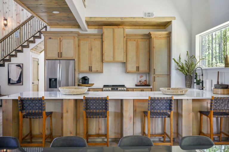 Kitchen with bar seating at Sky Dive pet friendly cabin, a perfect place for group gatherings before evenings of stargazing and outdoor fire pit fun.